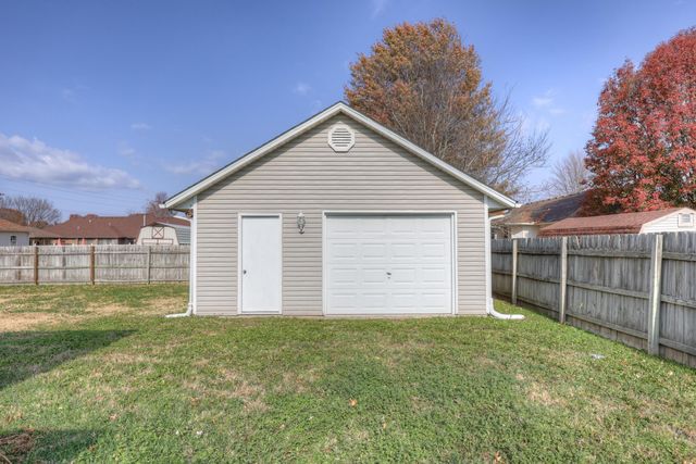 1211 E Airport Drive, Carthage, MO 64836