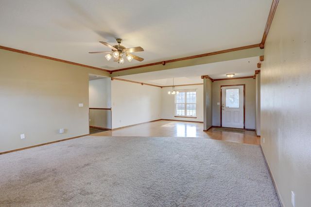 1211 E Airport Drive, Carthage, MO 64836