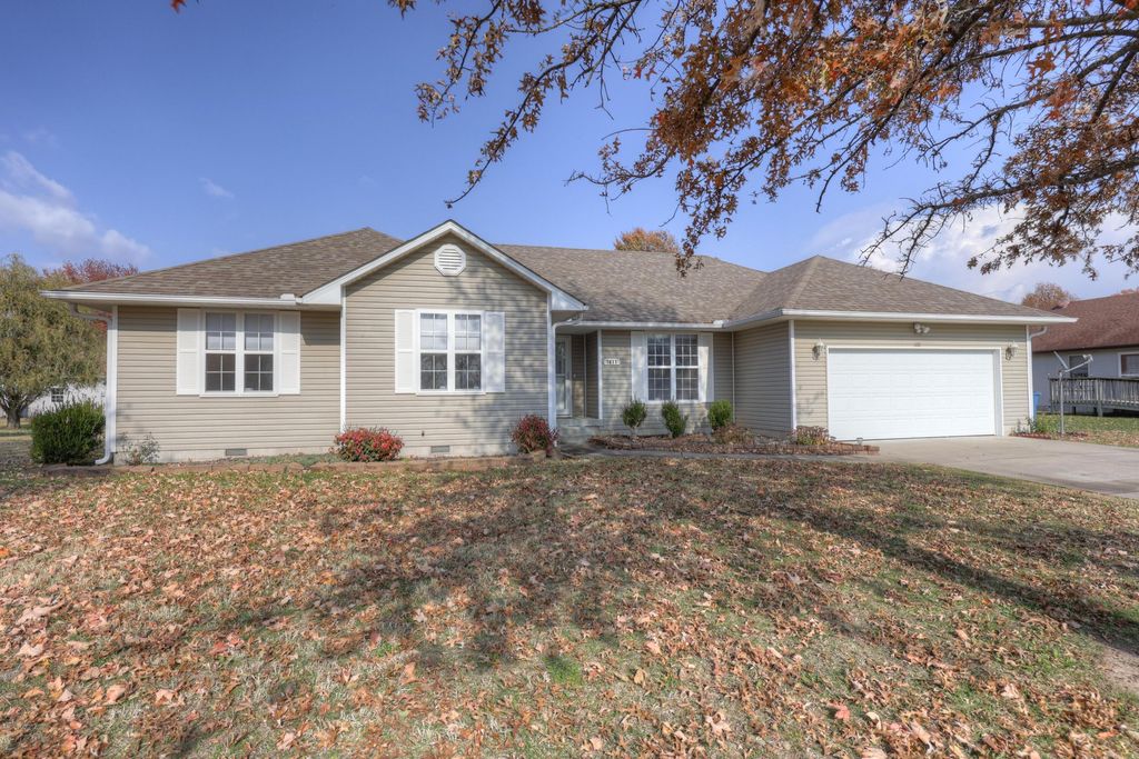 1211 E Airport Drive, Carthage, MO 64836