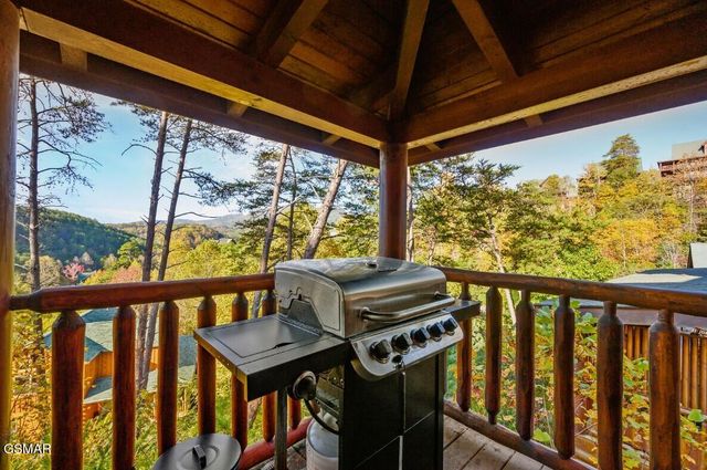 1828 Panther Path Way, Sevierville, TN 37876