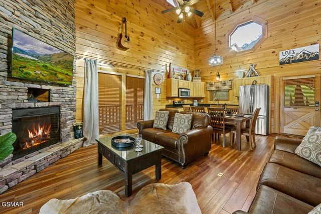 1828 Panther Path Way, Sevierville, TN 37876