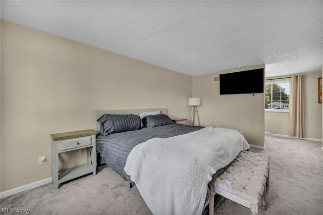 817 Glencairn Lane, Brunswick, OH 44212