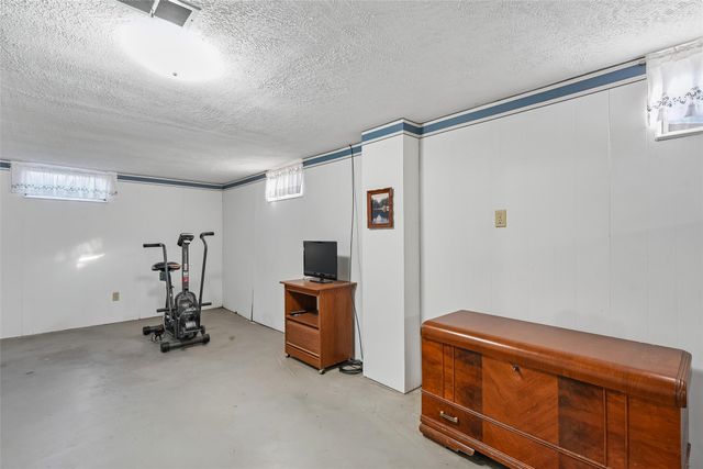 1512 Highview Drive, Des Moines, IA 50315