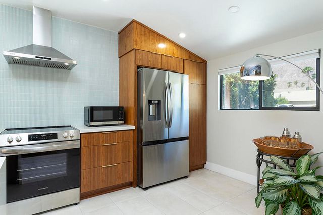 686 S Camino Real, Palm Springs, CA 92264