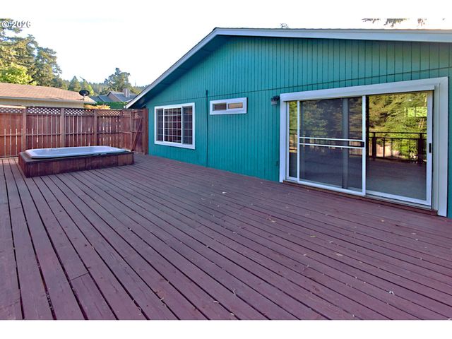 575 S 70TH St, Springfield, OR 97478