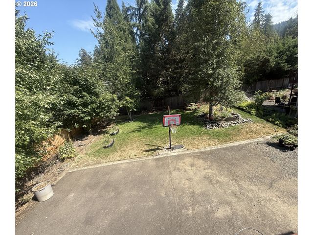 575 S 70TH St, Springfield, OR 97478