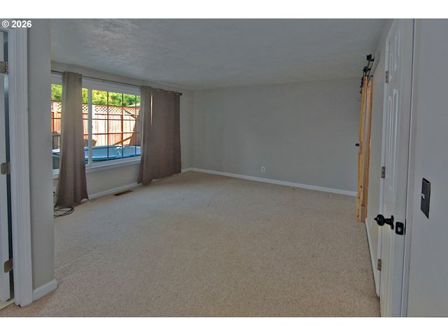 575 S 70TH St, Springfield, OR 97478