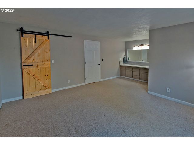 575 S 70TH St, Springfield, OR 97478