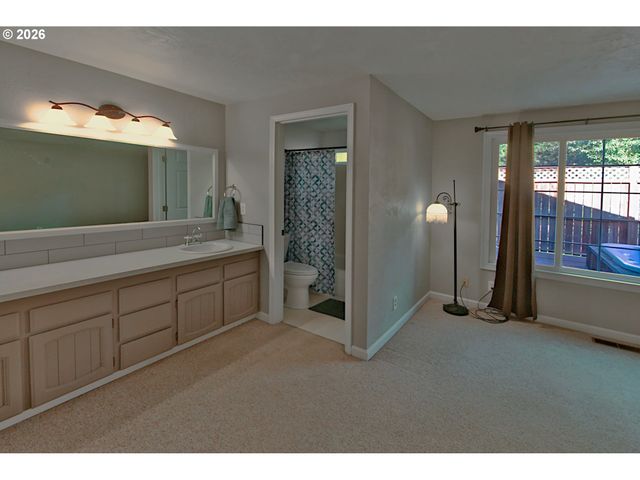 575 S 70TH St, Springfield, OR 97478