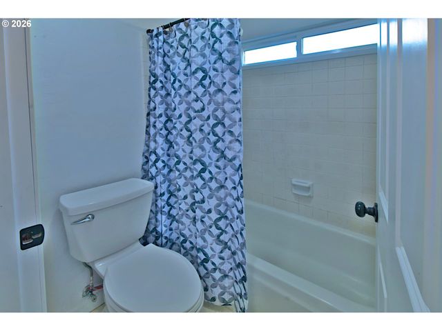 575 S 70TH St, Springfield, OR 97478