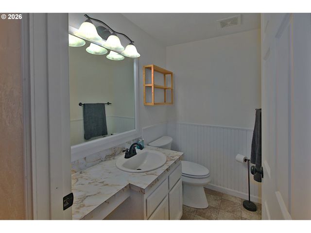 575 S 70TH St, Springfield, OR 97478