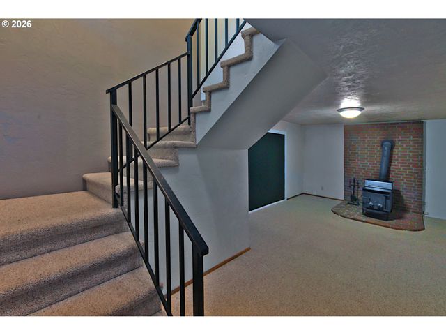 575 S 70TH St, Springfield, OR 97478