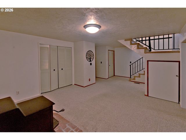 575 S 70TH St, Springfield, OR 97478