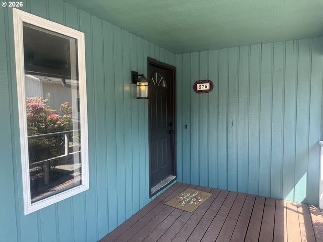 575 S 70TH St, Springfield, OR 97478
