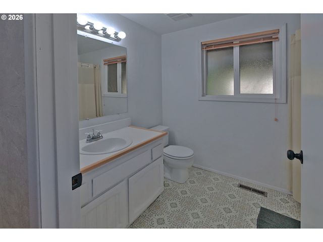 575 S 70TH St, Springfield, OR 97478
