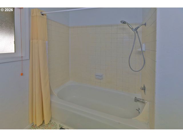 575 S 70TH St, Springfield, OR 97478