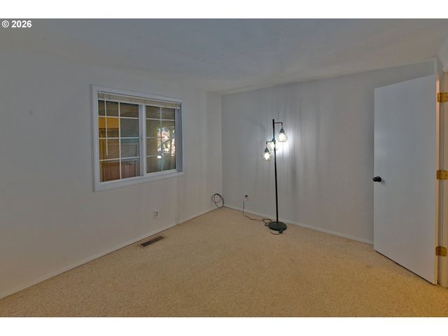575 S 70TH St, Springfield, OR 97478