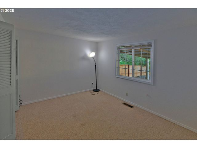 575 S 70TH St, Springfield, OR 97478