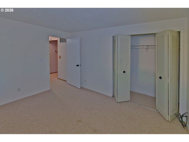 575 S 70TH St, Springfield, OR 97478