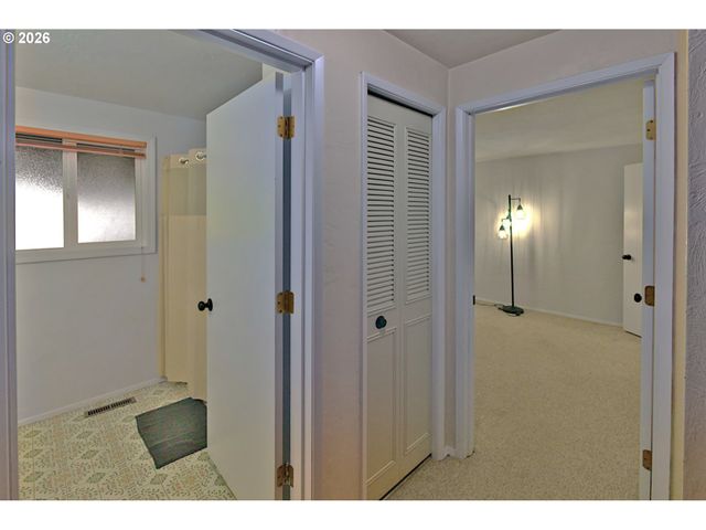 575 S 70TH St, Springfield, OR 97478