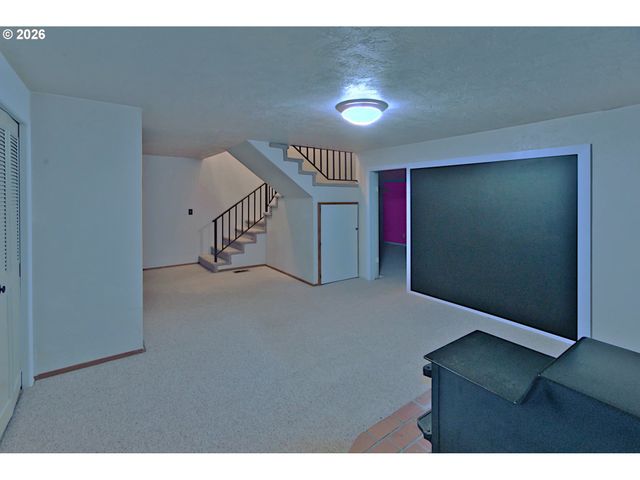 575 S 70TH St, Springfield, OR 97478