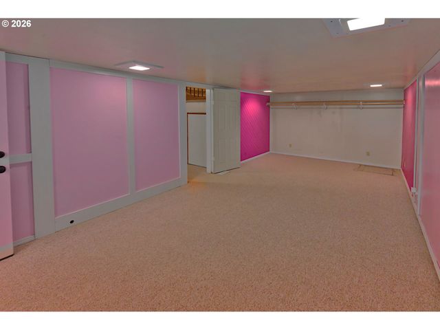 575 S 70TH St, Springfield, OR 97478