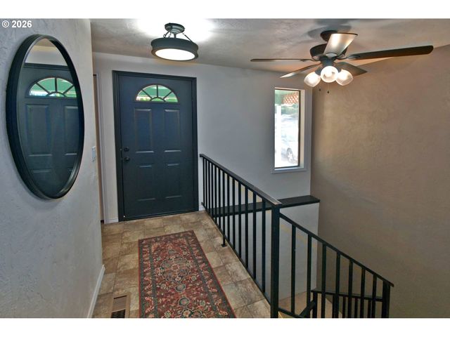 575 S 70TH St, Springfield, OR 97478