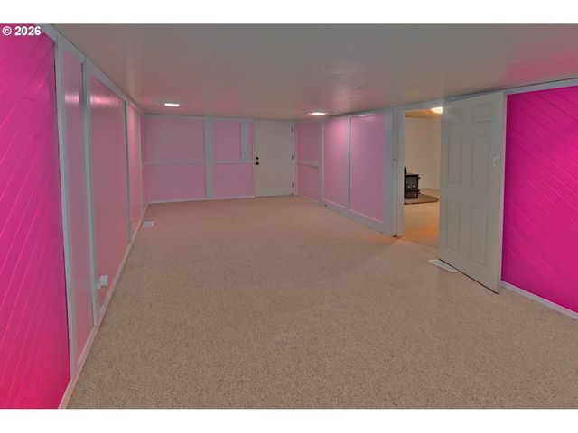 575 S 70TH St, Springfield, OR 97478