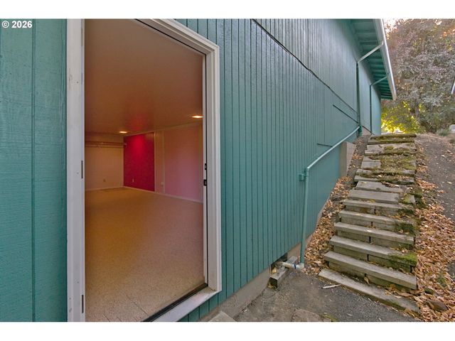 575 S 70TH St, Springfield, OR 97478