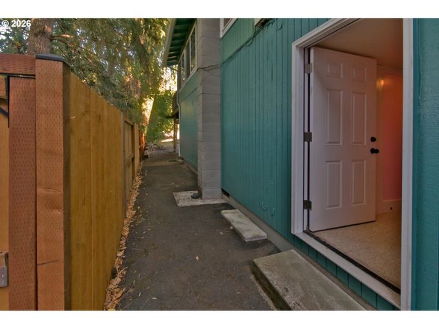 575 S 70TH St, Springfield, OR 97478
