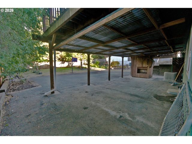 575 S 70TH St, Springfield, OR 97478