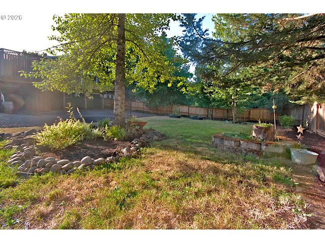 575 S 70TH St, Springfield, OR 97478