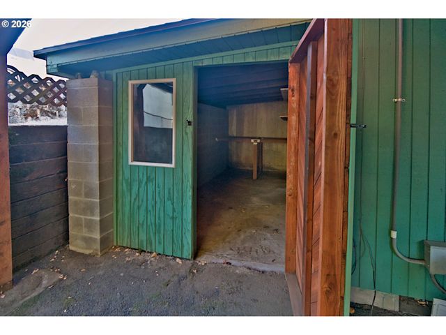 575 S 70TH St, Springfield, OR 97478