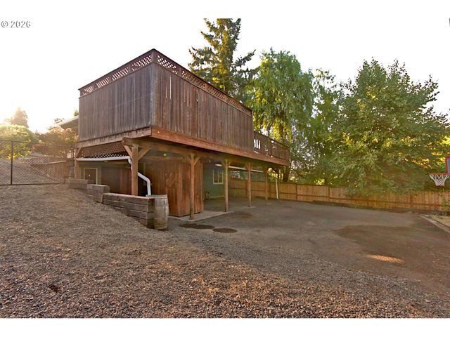 575 S 70TH St, Springfield, OR 97478