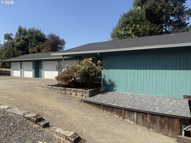 575 S 70TH St, Springfield, OR 97478