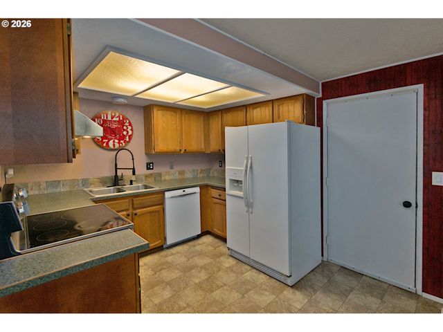 575 S 70TH St, Springfield, OR 97478