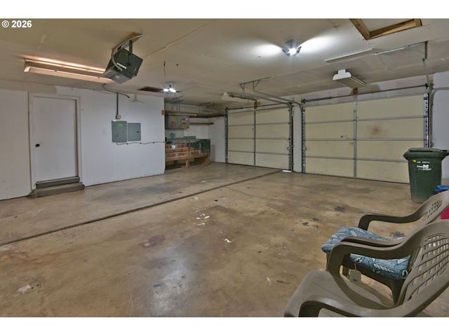 575 S 70TH St, Springfield, OR 97478
