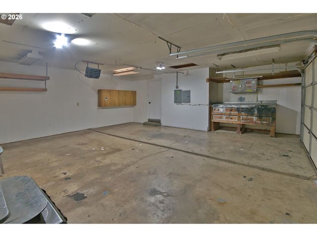 575 S 70TH St, Springfield, OR 97478