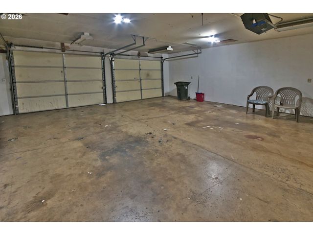 575 S 70TH St, Springfield, OR 97478