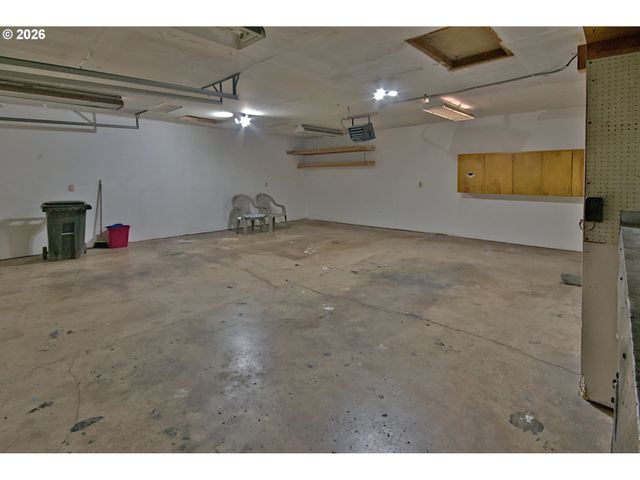 575 S 70TH St, Springfield, OR 97478