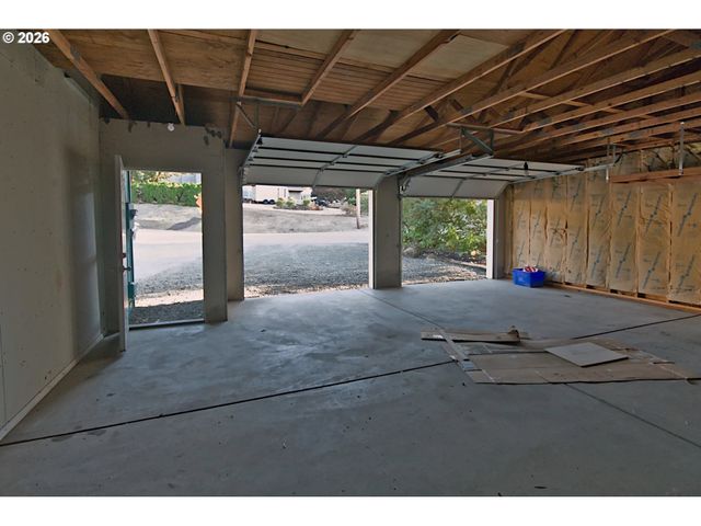 575 S 70TH St, Springfield, OR 97478