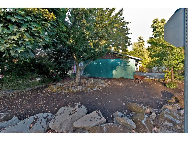 575 S 70TH St, Springfield, OR 97478
