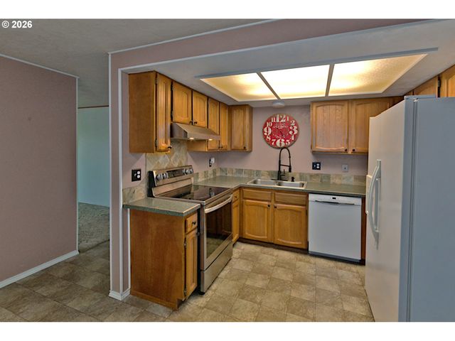 575 S 70TH St, Springfield, OR 97478