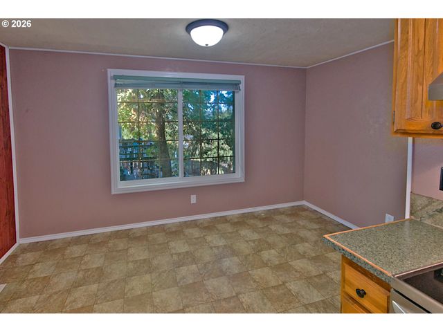 575 S 70TH St, Springfield, OR 97478