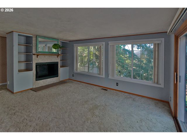 575 S 70TH St, Springfield, OR 97478