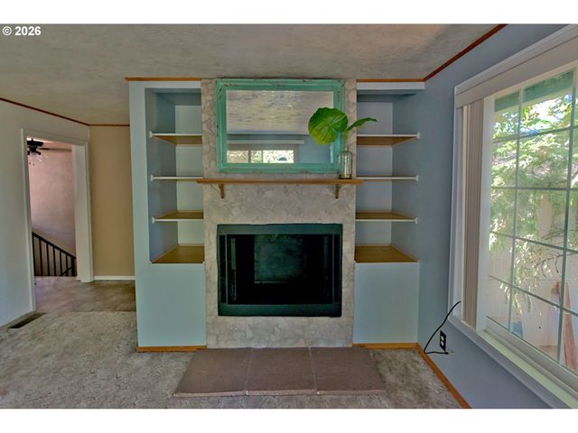 575 S 70TH St, Springfield, OR 97478