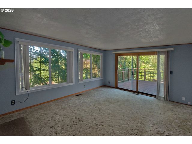 575 S 70TH St, Springfield, OR 97478