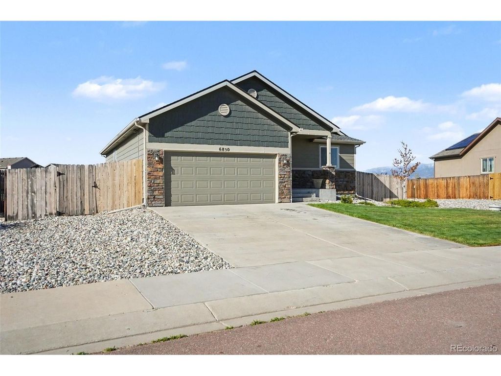 6850 Phantom Way, Colorado Springs, CO 80925