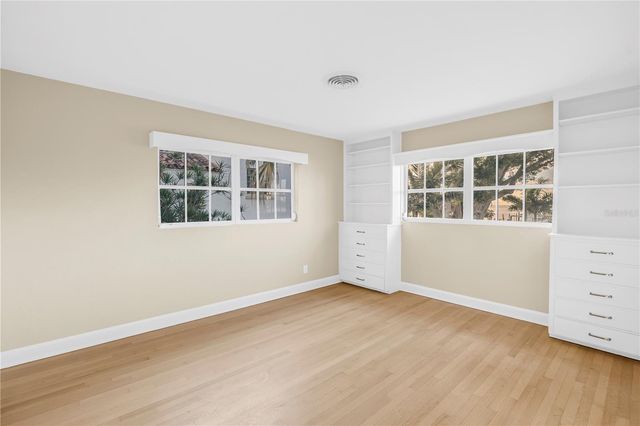 11 BRIGHTWATERS CIRCLE NE, St Petersburg, FL 33704