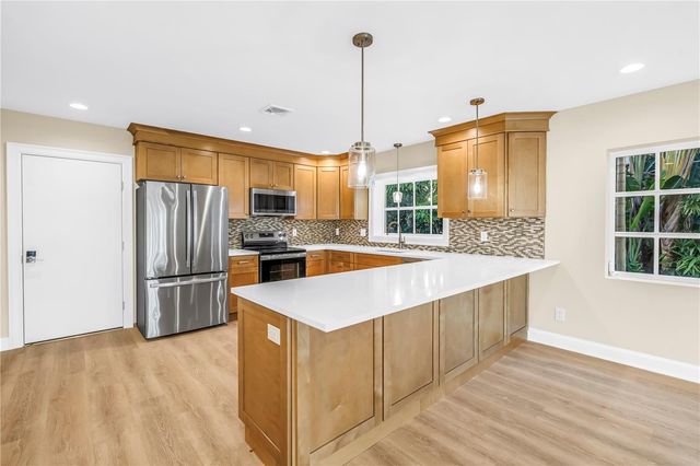 11 BRIGHTWATERS CIRCLE NE, St Petersburg, FL 33704